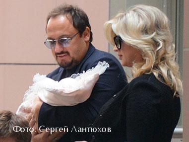 Стас Михайлов с женой и новорожденной дочкой